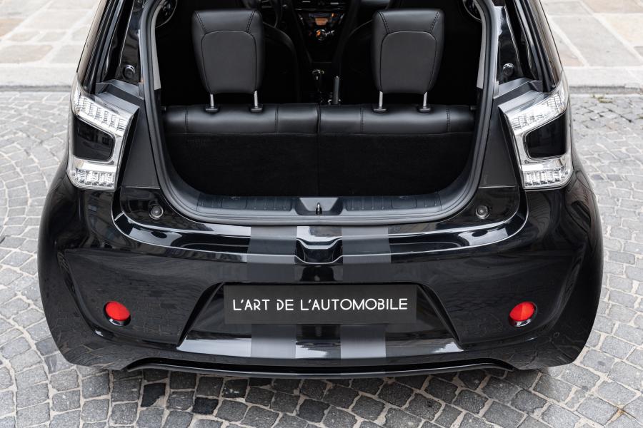 Багажник Aston Martin Cygnet Launch Edition Black 2011 года  (фото 18 из 32)